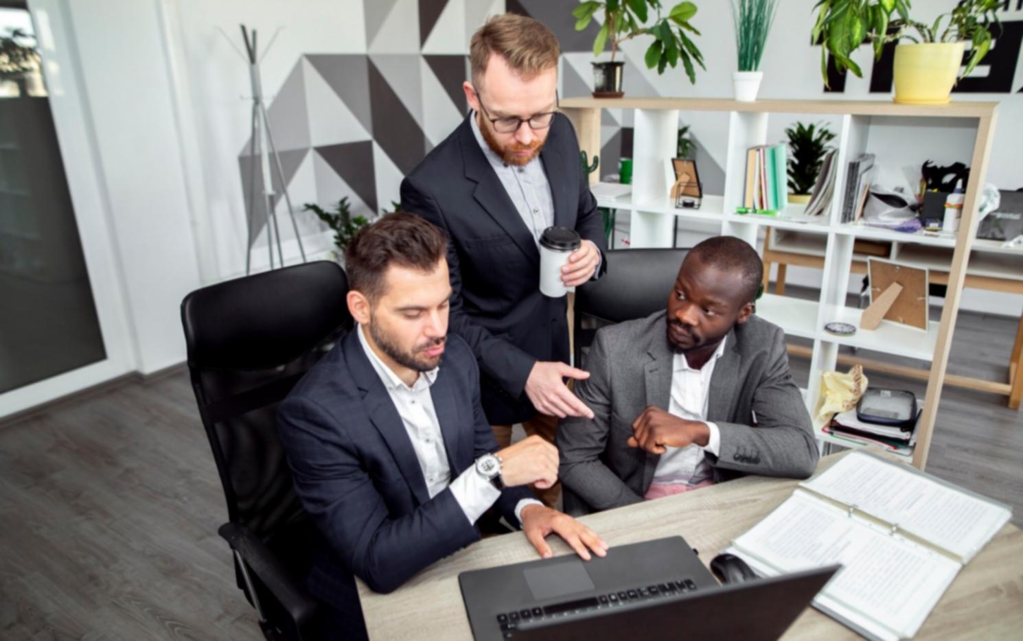 Entorno profesional mostrando análisis financiero