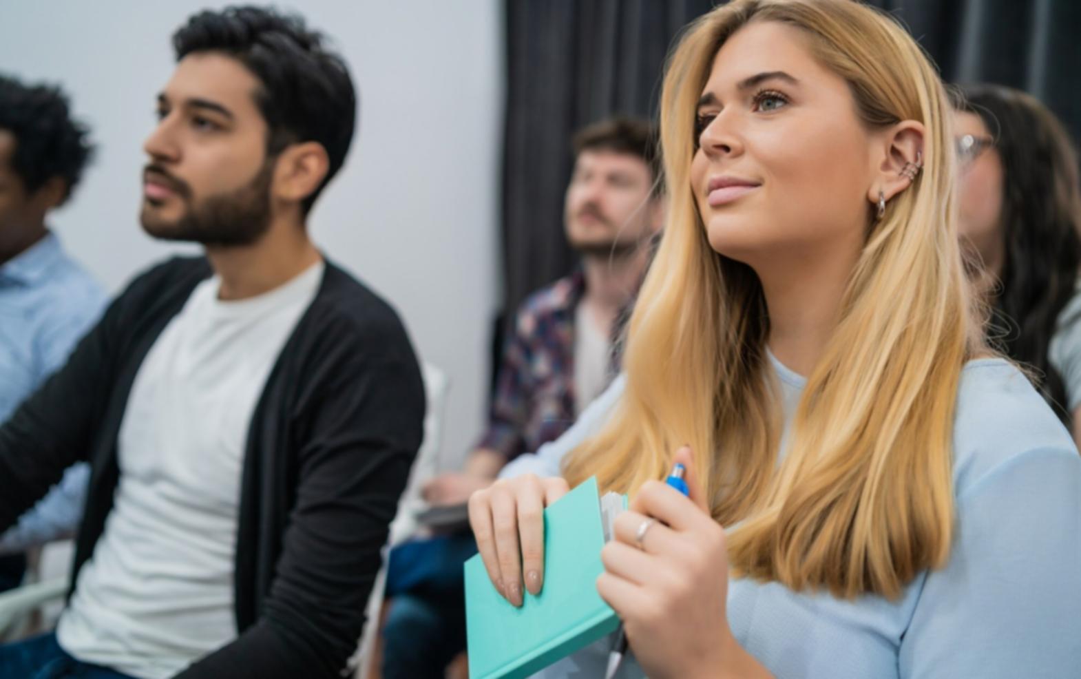 Reunión de equipo analizando datos empresariales