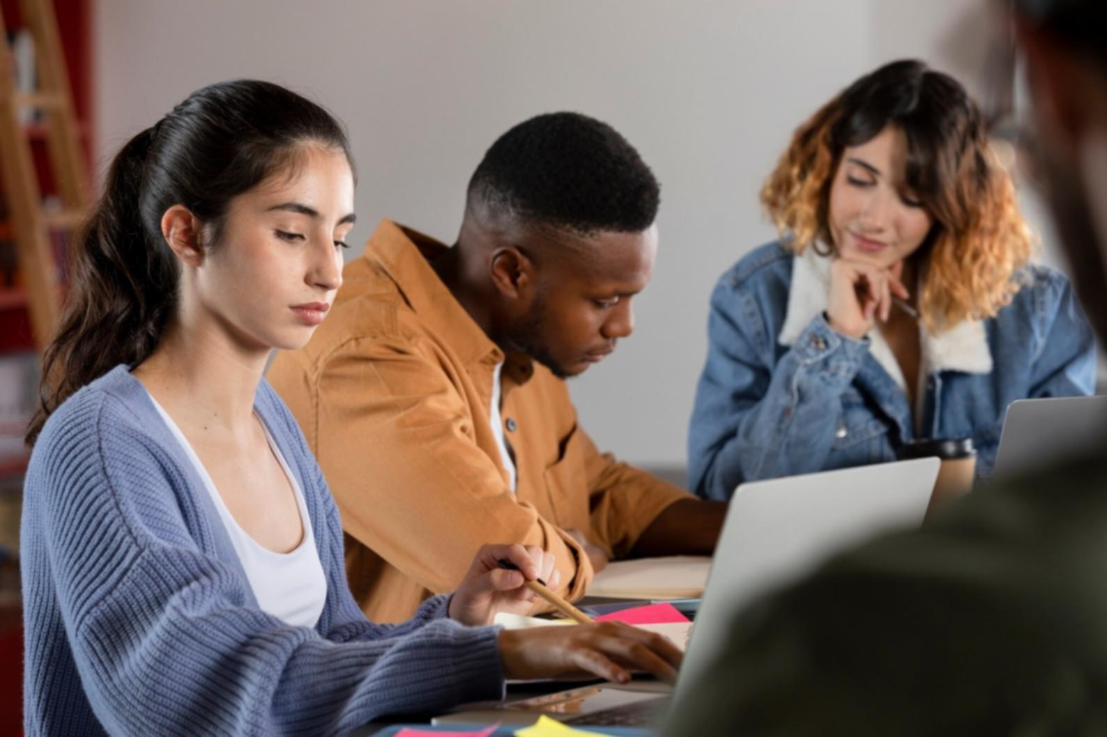 Espacio de trabajo profesional con análisis financiero